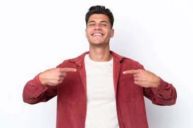 Beyaz arka planda soyutlanmış, gururlu ve kendini beğenmiş beyaz bir adam.