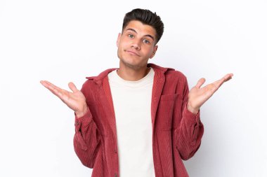 Beyaz arka planda izole edilmiş beyaz bir genç şüpheli hareketler yapıyor.