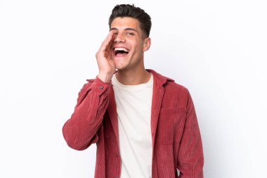 Beyaz arka planda izole edilmiş genç beyaz bir adam ağzı açık bağırıyor.