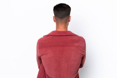 Beyaz arka planda izole genç beyaz adam arka pozisyonda