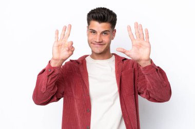Beyaz arka planda izole genç beyaz adam parmakları ile sekiz sayın