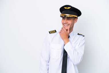 Beyaz arka planda izole edilmiş Kafkas uçağı pilotu yan tarafa bakıyor.
