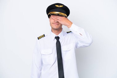 Kafkasyalı uçak pilotu beyaz arka planda, gözleri elle kapatıyor. Bir şey görmek istemiyorum.