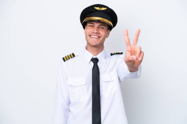 Beyaz arka planda izole edilmiş, gülümseyen ve zafer işareti gösteren Kafkas uçağı pilotu.