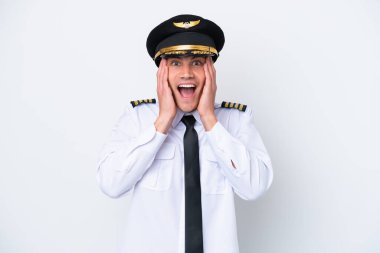 Kafkasyalı uçak pilotu beyaz arka planda sürpriz bir ifadeyle izole edildi.