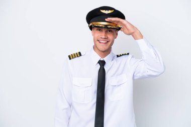 Kafkasyalı uçak pilotu beyaz arka planda izole edilmiş. Bir şeye bakmak için çok uzaklara bakıyor.