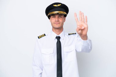 Kafkasyalı uçak pilotu beyaz arka planda izole edilmiş mutlu ve parmakları olan dört kişi sayıyor.