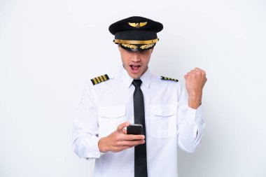 Beyaz arka planda izole edilmiş beyaz bir uçak pilotu şaşırdı ve bir mesaj gönderiyor.