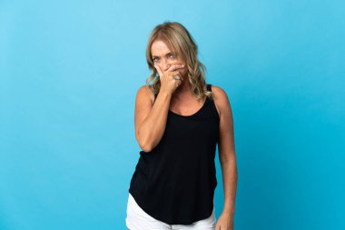 Orta yaşlı, soyutlanmış bir geçmişi olan sarışın bir kadının şüpheleri ve kafası karışmış bir yüz ifadesi var.