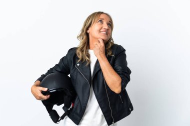 İzole edilmiş beyaz arka plan üzerinde orta yaşlı motorcu