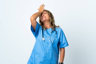 Orta yaşlı kadın cerrah bir şeyin farkına vardı ve çözüme yöneldi.