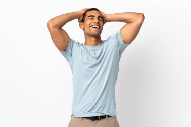 Afrika kökenli Amerikalı bir adam izole edilmiş beyaz arka plan gülüyor