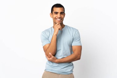 Afrika kökenli Amerikalı bir adam izole edilmiş beyaz arka plan gülüyor