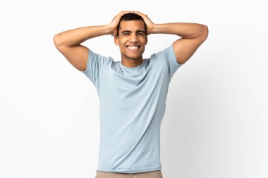 Afrika kökenli beyaz bir adam gergin hareketler yapıyor.