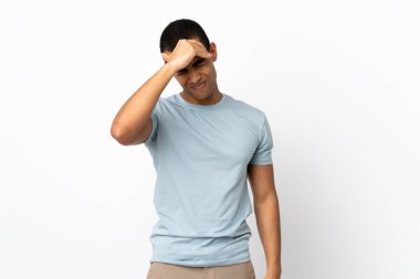 Afro-Amerikalı bir adam, izole edilmiş beyaz arka plan ve baş ağrısı.