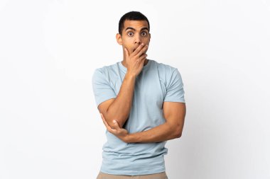 İzole edilmiş beyaz arka plan üzerinde afro-amerikan adam sağa bakarken şaşırdı ve şok oldu.