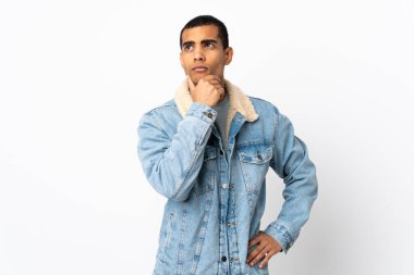 İzole edilmiş beyaz arka planı olan Afrikalı Amerikalı bir adam.