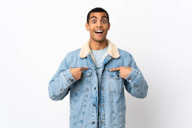 Yüzünde sürpriz ifade olan, izole edilmiş beyaz arka planı olan Afrikalı Amerikalı bir adam.