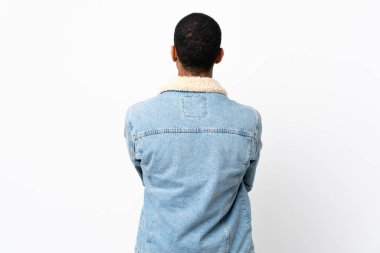 Arka planda izole edilmiş beyaz arka plan üzerinde Afrikalı Amerikalı bir adam