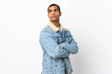 Afrika kökenli beyaz bir adam kollarını çapraz tutuyor.