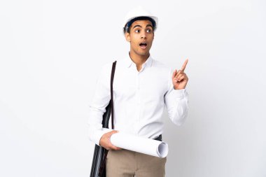 Miğferli Afrikalı Amerikalı mimar izole edilmiş beyaz arkaplan üzerinde planlar tutuyor.