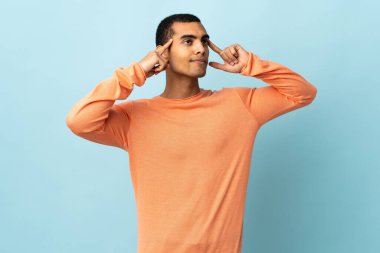 Tecrit edilmiş bir geçmişi olan Afrikalı Amerikalı bir adamın şüpheleri ve düşünceleri var.