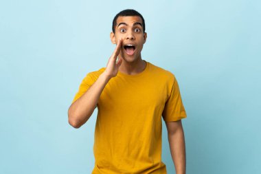 Afrika kökenli Amerikalı bir adam. Şaşırmış ve şok olmuş bir yüz ifadesi var.