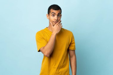 Tecrit edilmiş bir geçmişi olan Afrikalı Amerikalı bir adam.