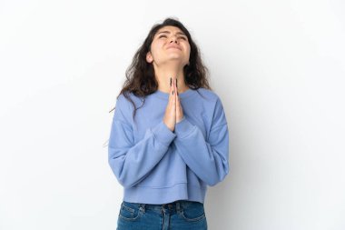 Beyaz arka planda izole edilmiş genç Rus kız avuç içlerini bir arada tutuyor. İnsan bir şey ister.