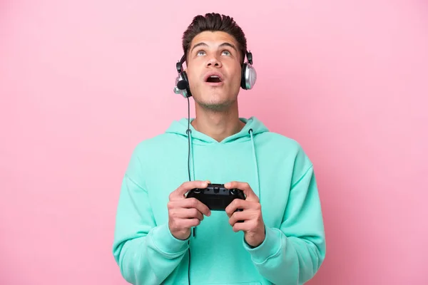 Jovem Caucasiano Bonito Jogando Com Controlador Videogame Isolado Fundo Rosa — Fotografia de Stock