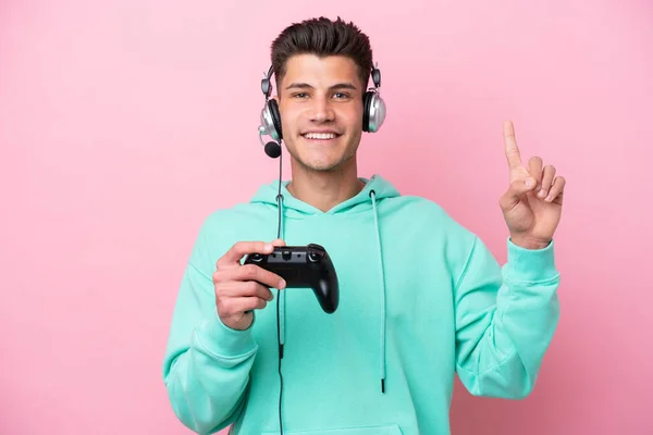 Junge Gutaussehende Kaukasische Mann Spielt Mit Einem Videospielcontroller Isoliert Auf — Stockfoto