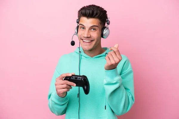 Joven Guapo Hombre Caucásico Jugando Con Controlador Videojuego Aislado Sobre —  Fotos de Stock