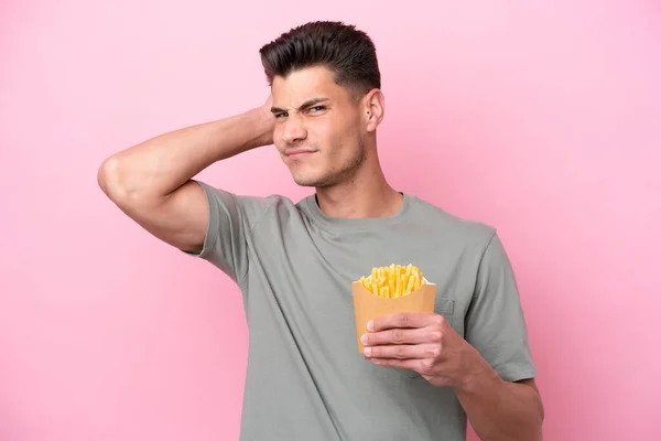 Jonge Kaukasische Man Met Gebakken Chips Geïsoleerd Roze Achtergrond Met — Stockfoto