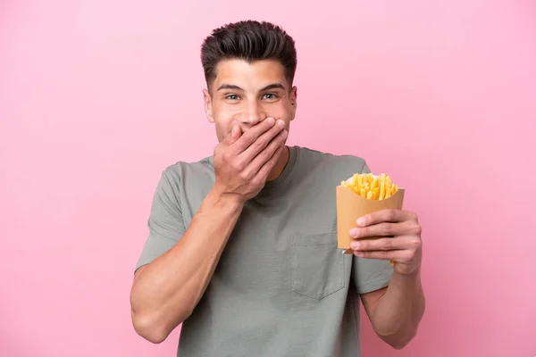 Jonge Blanke Man Met Gebakken Chips Geïsoleerd Roze Achtergrond Gelukkig — Stockfoto