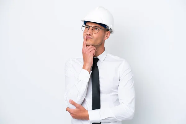 Joven Arquitecto Caucásico Hombre Con Casco Sosteniendo Planos Aislados Sobre — Foto de Stock