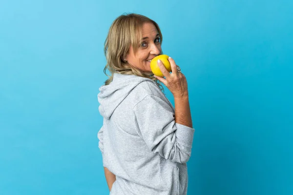 Middle Aged Blonde Woman Isolated Background Eating Apple — Stock Photo, Image