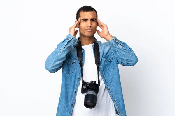 Junge Afroamerikanische Fotograf Mann Über Isolierten Weißen Hintergrund Unglücklich Und — Stockfoto