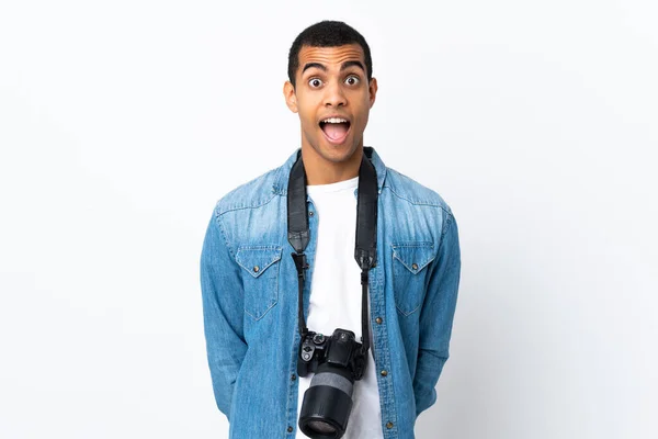 Junger Afroamerikanischer Fotograf Vor Isoliertem Weißen Hintergrund Mit Überraschendem Gesichtsausdruck — Stockfoto