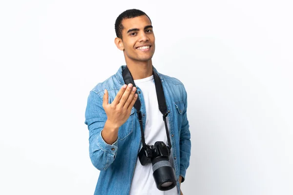 Jovem Fotógrafo Afro Americano Homem Sobre Fundo Branco Isolado Convidando — Fotografia de Stock