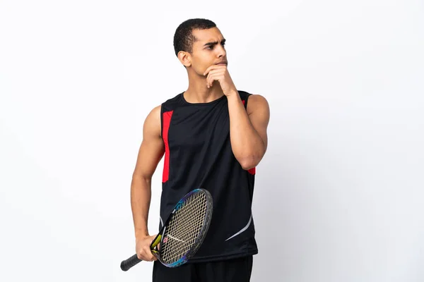 Hombre Afroamericano Sobre Fondo Blanco Aislado Jugando Tenis Pensando — Foto de Stock