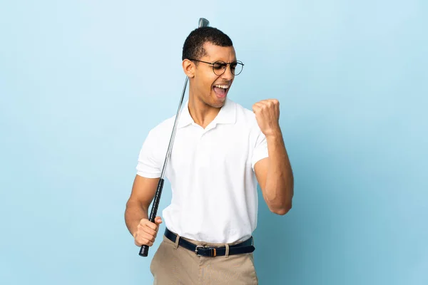 Hombre Afroamericano Sobre Fondo Azul Aislado Jugando Golf Celebrando Una — Foto de Stock