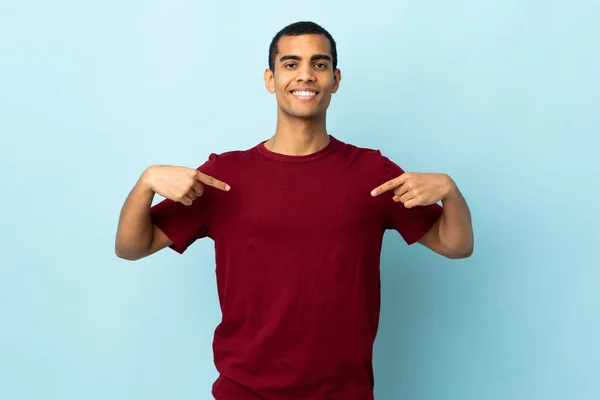 Afroamerikaner Mit Isoliertem Hintergrund Stolz Und Selbstzufrieden — Stockfoto