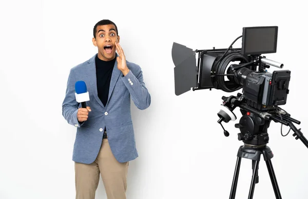 Repórter Afro Americano Homem Segurando Microfone Relatando Notícias Sobre Fundo — Fotografia de Stock