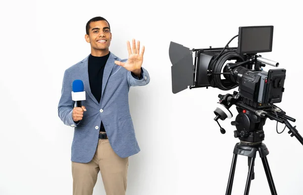 Repórter Homem Afro Americano Segurando Microfone Relatando Notícias Sobre Fundo — Fotografia de Stock