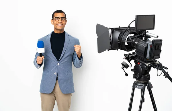 Reporter Afro Américain Tenant Microphone Rapportant Des Nouvelles Sur Fond — Photo