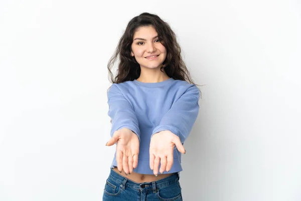 Adolescente Russo Menina Isolado Fundo Branco Segurando Copyspace Imaginário Palma — Fotografia de Stock