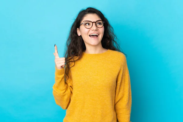 Adolescente Russo Menina Isolada Fundo Azul Apontando Para Cima Surpreso — Fotografia de Stock