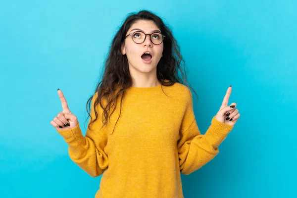 Adolescente Russo Menina Isolada Fundo Azul Surpreso Apontando Para Cima — Fotografia de Stock