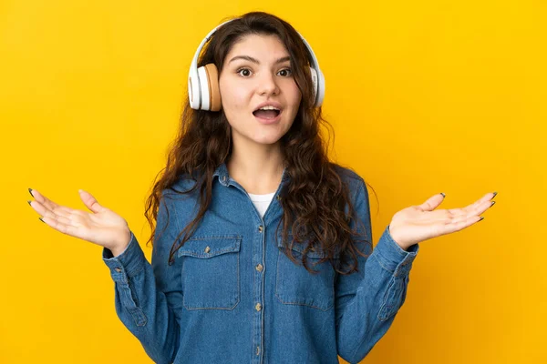 Tiener Russisch Meisje Geïsoleerd Gele Achtergrond Verrast Luisteren Muziek — Stockfoto