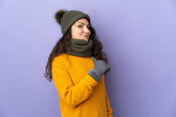 Ragazza Russa Adolescente Con Cappello Invernale Isolato Sfondo Viola Orgoglioso — Foto Stock